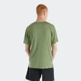 Remera deportiva New Balance de cuello redondo y manga corta, confeccionada en tejido técnico con tecnología NB DRY de secado rápido. Presenta un diseño liso en color verde oliva con el logo de la marca estampado en blanco en el pecho.