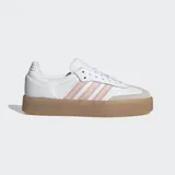 Championes Adidas modelo Sambae, con exterior de cuero blanco, detalles en rosado en las tres tiras laterales y suela de plataforma de caucho color caramelo.