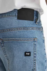 Pantalón de jean celeste, corte recto, con bolsillos delanteros y traseros.