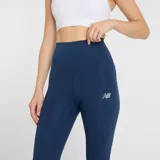 Calza deportiva de tiro alto, color azul marino, de largo 7/8 (25 pulgadas). Presenta el logo Flying NB reflectante en la pierna.