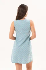 Vestido corto celeste con estampado de cuadros, de silueta recta y sin mangas, con escote en V profundo y recortes en diagonal.