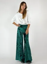 Pantalón de terciopelo verde esmeralda, de corte ancho y tiro alto.