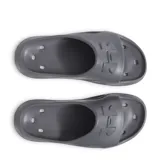 Sandalias de hombre Under Armour Slide color gris, de una sola pieza con tira ancha que incluye el logo en relieve y perforaciones para ventilación.