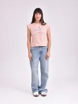 Remera color beige con mangas cortas y cuello redondo. Estampado frontal con la frase "Save the Wildlife" y la silueta de un leopardo.