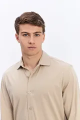 Camisa de manga larga color verde militar, con cuello tradicional y cierre frontal de botones.