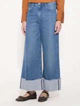 Jeans wide leg de calce ancho, tiro medio y largo hasta el piso. Tiene botamanga ancha con envivado interior.
