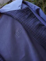 Remera de manga larga en color blanco, con cuello redondo y corte clásico. Presenta un diseño minimalista con un pequeño logo bordado en el pecho.