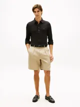 Chomba de manga larga de Tommy Hilfiger en color negro, confeccionada en mezcla de algodón y modal con tejido interlock ligero. Cuenta con cuello clásico, cartera de cuatro botones y el logo bordado en el pecho.