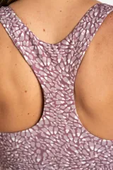 Top deportivo con estampado abstracto en tonos lila y gris.