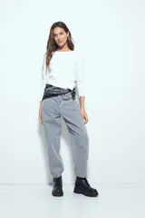 Remera de manga larga con ajuste al cuerpo, confeccionada en tejido acanalado de color marrón. Presenta cuello redondo y terminaciones con borde ondulado en puños y ruedo.