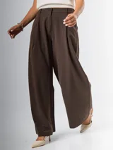 Pantalón wide leg marrón de tela sastrera con pinzas y elástico en la cintura.