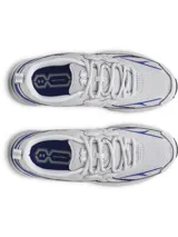 Championes Under Armour Apparition Tech, modelo retro de running en color blanco con detalles en azul y gris. Parte superior de malla transpirable con superposiciones sintéticas y amortiguación UA HOVR.
