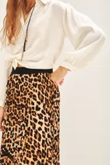 Falda midi plisada con estampado animal print de leopardo, con cintura elástica negra.