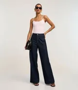 Musculosa básica de poliamida color rosa claro, con breteles finos y escote redondo.