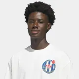 Remera Adidas de corte holgado, color blanco, con cuello redondo y estampado gráfico en el frente y la espalda que incluye el logo del trébol y motivos de básquetbol.
