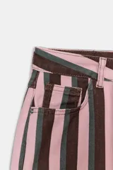 Pantalón de jean tiro medio con corte recto y estampado de rayas verticales en tonos rosa pálido, marrón oscuro y gris. Presenta cinco bolsillos y cierre frontal con cremallera y botón.
