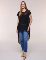 Blusa larga negra de gasa liviana con silueta amplia y desestructurada, escote redondo, mangas cortas caídas y bajo asimétrico más largo en la parte posterior.