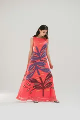 Vestido largo color coral con estampado de hojas en tonos violeta y marrón.