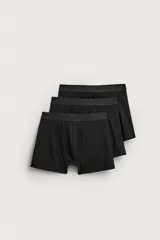 Pack de tres calzoncillos tipo bóxer de algodón con cintura elástica, diseño básico y ajuste cómodo.