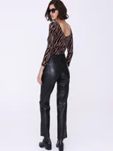 Pantalón de cuero sintético negro, corte recto y tiro alto.