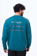 Buzo de felpa verde petróleo con cuello redondo, corte oversize y estampa en la espalda con las palabras Pasado, Presente y Futuro.