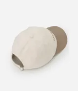Gorra de sarga color beige con visera marrón, bordado frontal con la inscripción "California West Coast" y ajuste trasero.