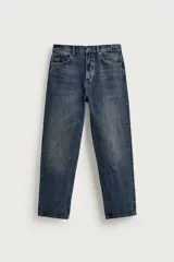 Jeans straight ankle fit de tiro medio, confeccionados en denim de algodón con efecto lavado oscuro, estilo clásico de cinco bolsillos y cierre frontal con cremallera y botón.
