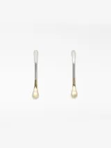 Pendientes alargados para mujer con diseño de gota estilizada y acabado bicolor en tonos dorado y plateado. Poseen cierre de broche.