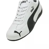 Championes Puma Speedcat LTH de perfil bajo, color blanco con detalles en dorado y suela negra. Diseño inspirado en el automovilismo con el logo de la marca en el lateral y la lengüeta.