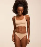 Bombacha de bikini femenina de lateral mediano, sin costura y sin estampado, confeccionada en tejido de poliamida acanalado.