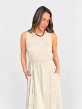 Vestido largo negro sin mangas, confeccionado en tela texturada con relieve, de corte fluido y diseño versátil.