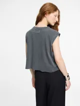 Musculosa azul con cuello redondo y sisas amplias.