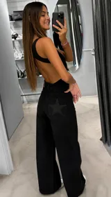 Body negro de corte ajustado con espalda descubierta y diseño sin mangas.