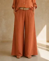 Pantalón de lino color terracota, de corte wide leg, con cintura elástica y bolsillos laterales.