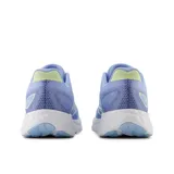 Championes de running New Balance modelo 680 V8, color lila con detalles en verde claro y blanco. Presentan una malla técnica transpirable en el empeine, entresuela con tecnología Fresh Foam de doble densidad para una amortiguación superior y suela de caucho para mayor tracción.