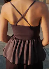 Top marrón sin mangas de tirantes finos con tejido de punto fino y diseño evasé.