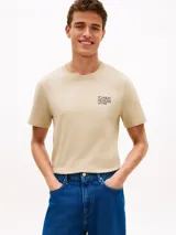 Remera de manga corta color beige de Tommy Hilfiger, con cuello redondo y pequeño logo gráfico estampado en el pecho.