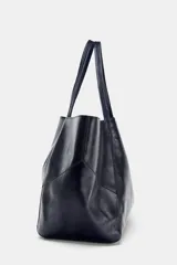 Bolso formato maxi shopper de piel con acabado brillante, detalle de pespuntes a tono y asas de hombro. Incluye una cartera extraíble con cierre y logo de la marca grabado.
