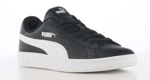 Championes urbanos Puma Smash V2, color negro con la icónica franja lateral en blanco. Presentan un diseño clásico de perfil bajo con cierre de cordones y suela de goma blanca.