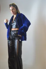 Campera azul de terciopelo con cierre frontal y cuello polo.