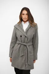 Tapado gris de paño con capucha, cierre frontal cruzado con botones y lazo ajustable en la cintura. Presenta bolsillos laterales y diseño de corte recto.
