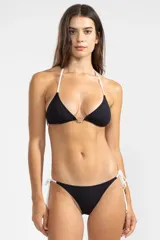 Top de bikini estilo triángulo confeccionado en tejido acanalado negro con tiras blancas ajustables en el cuello y la espalda, y dije floral en tono oro rosado.