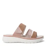 Sandalias de plataforma con diseño de tres tiras, combinando texturas lisas y con relieve en tonos beige y rosado. Cuenta con cierre de velcro ajustable y suela ergonómica blanca.