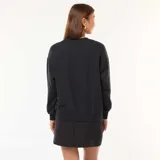 Buzo de cuello redondo confeccionado en felpa francesa, con mangas largas y puños elásticos. Diseño liso y minimalista.