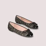 Ballerinas con exterior de tejido tartán blanco y negro, puntera de charol negro brillante, moño tradicional y plantilla acolchada de piel.