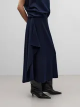 Falda midi de punto azul marino con cinturilla elástica y godet lateral.