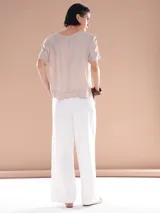 Pantalón blanco de corte palazzo con pinzas.