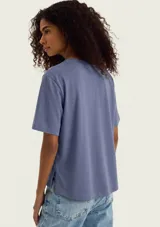 Remera color violeta con cuello en V y mangas cortas, de diseño clásico y calce cómodo.