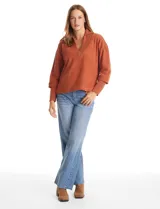 Buzo de punto suave marca Cyrus, color blanco, con cuello solapa y escote en V. Presenta diseño de hombros caídos, mangas 3/4 con puños largos de tejido rib al tono y corte holgado con tajos laterales en el ruedo.