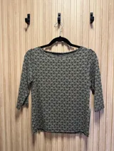 Buzo de tejido fino color gris con estampado geométrico en negro y mangas 3/4. Tiene spandex.